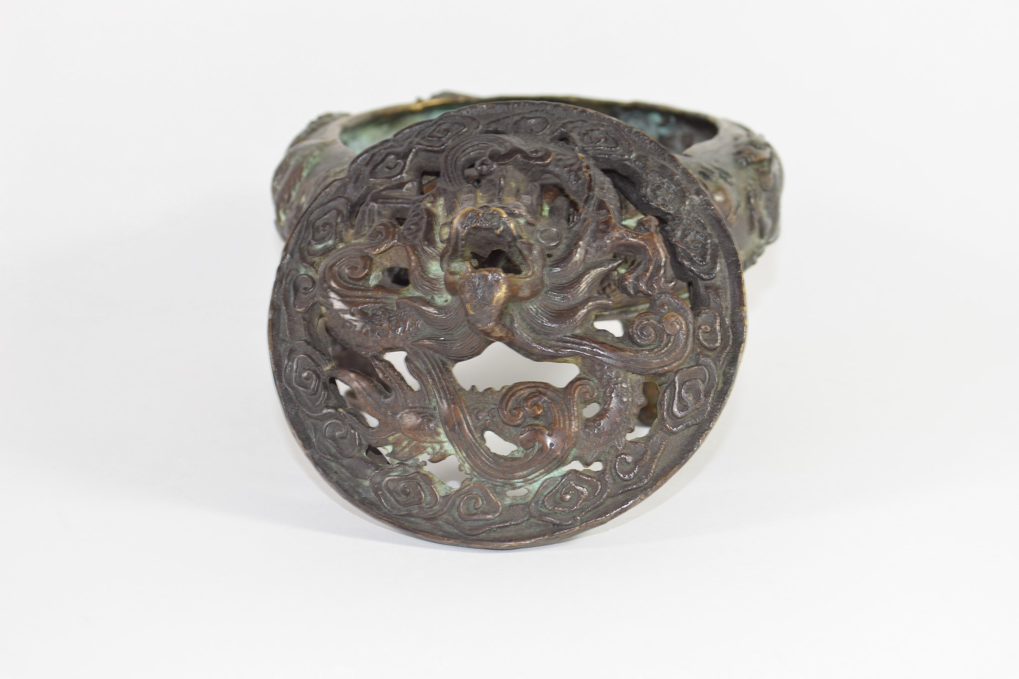 Chinese bronze pot and cover on three feet, modelled in relief with dragons, the cover with - Image 2 of 2