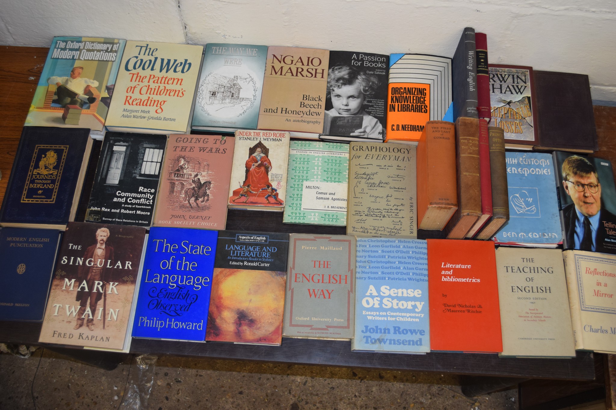 Box: various literature containing approx 26 mostly literature, reading, language interest etc