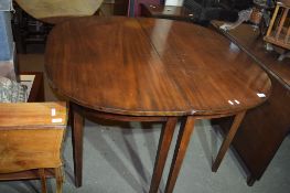 19TH CENTURY MAHOGANY EXTENDING TABLE