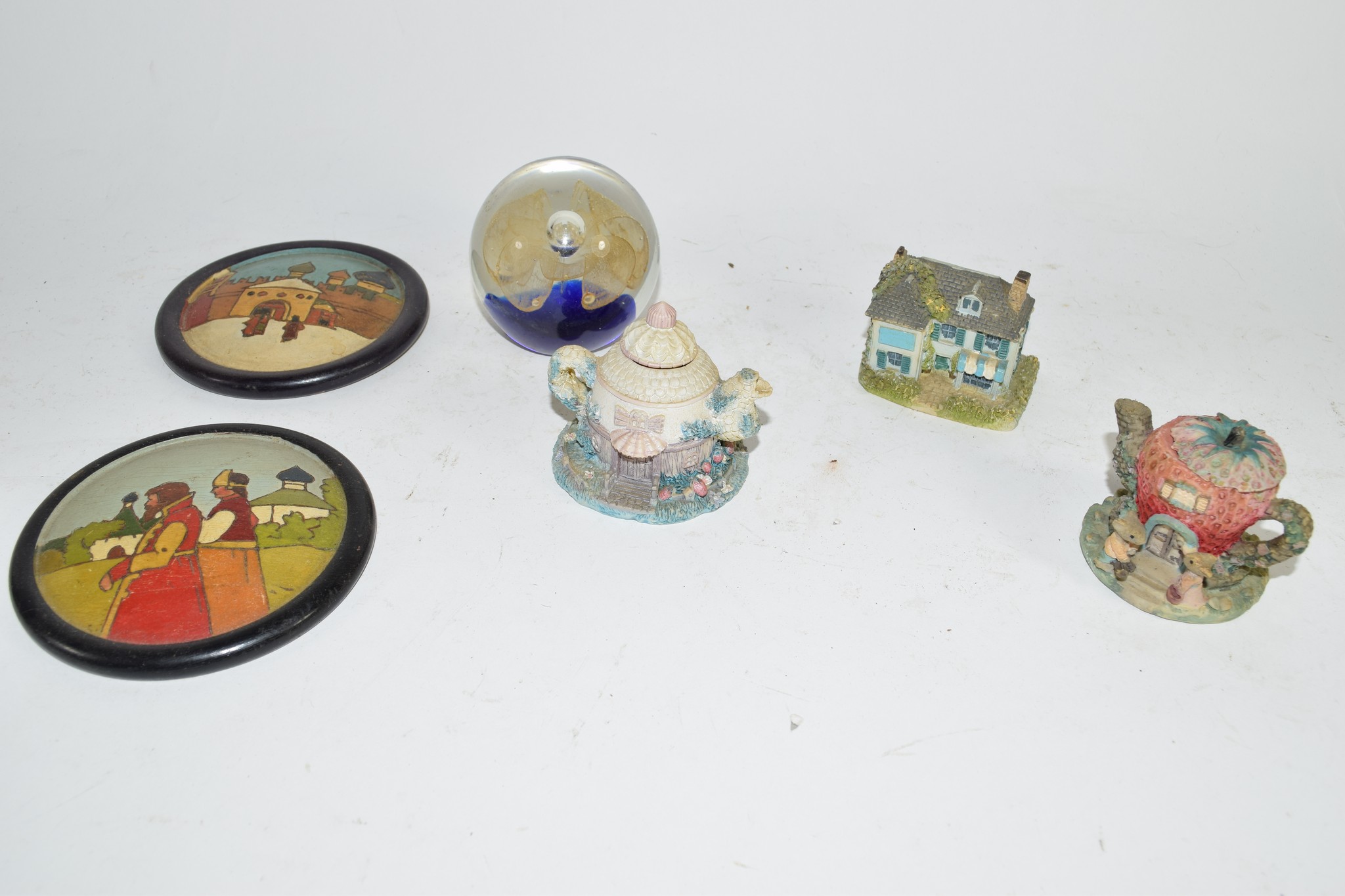 QUANTITY OF CHINA WARES INCLUDING MODEL OF A LION, OTHER ANIMAL MODELS AND SMALL POTTERY FIGURES - Image 4 of 4