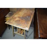 EARLY TO MID-20TH CENTURY OAK TABLE IN THE ARTS & CRAFTS STYLE WITH INLAID DECORATION TO TOP AND