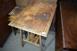 EARLY TO MID-20TH CENTURY OAK TABLE IN THE ARTS & CRAFTS STYLE WITH INLAID DECORATION TO TOP AND