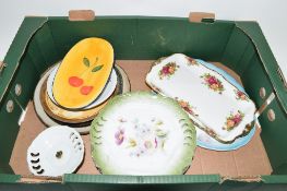 BOX CONTAINING CERAMIC ITEMS INCLUDING A OLD COUNTRY ROSES DISH BY ROYAL ALBERT