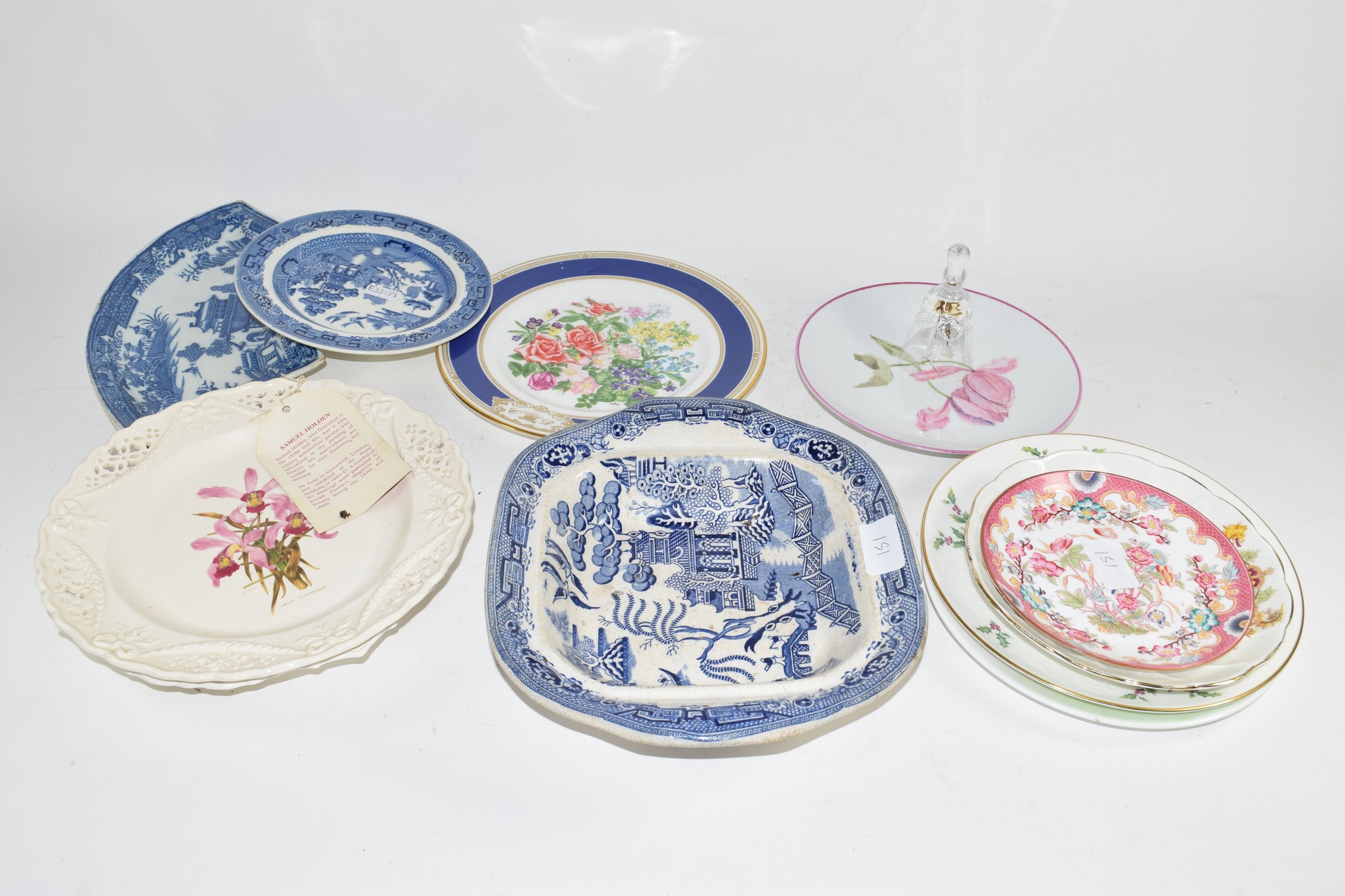 GROUP OF BLUE AND WHITE CHINA WARES AND OTHER POTTERY