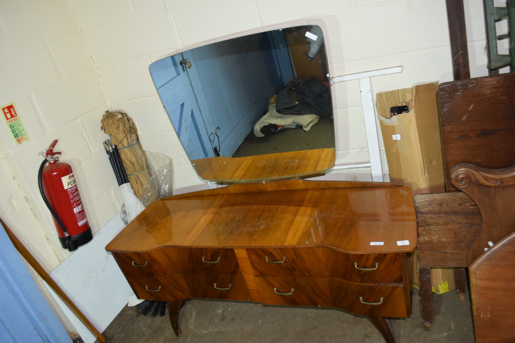MID-20TH CENTURY TEAK EFFECT DRESSING TABLE WITH MIRROR ABOVE, APPROX 138CM WIDE