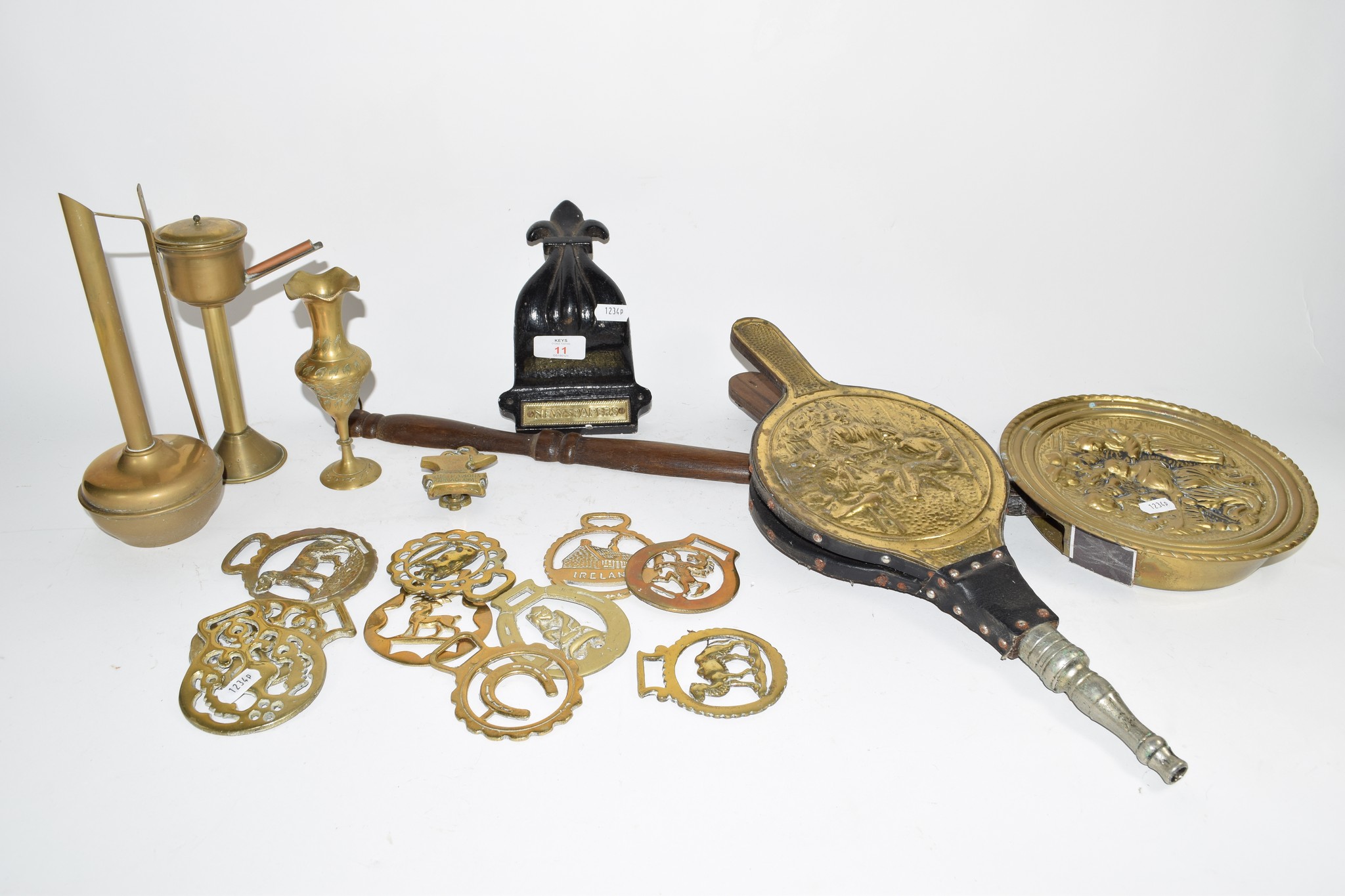 QUANTITY OF BRASS WARES INCLUDING HORSE BRASSES AND BELLOWS