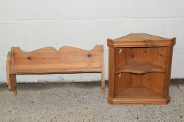 SMALL PINE CORNER CUPBOARD, TOGETHER WITH A SIMILAR PLATE RACK, THE RACK WIDTH APPROX 61CM