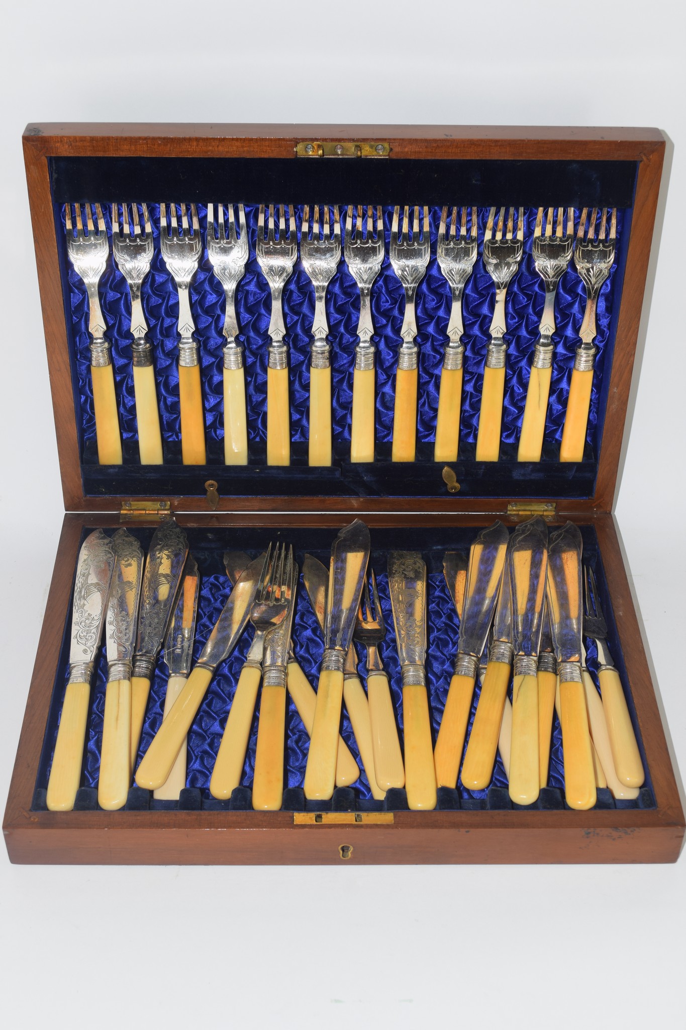 BOXED SET OF FISH KNIVES AND FORKS WITH BONE HANDLES