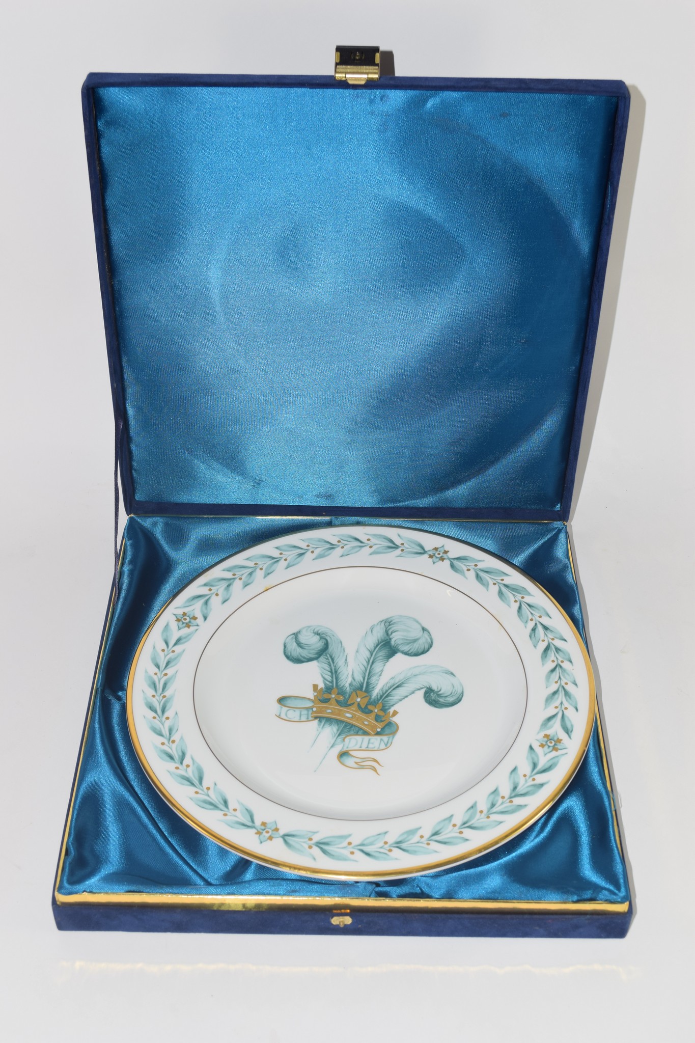CASED PLATE WITH PRINCE OF WALES FEATHERS MADE BY ROYAL DOULTON, THE REVERSE WITH INSCRIPTION "