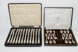 CASED SET OF SILVER PLATED FRUIT KNIVES TOGETHER WITH A CASED SET OF PLATED TEA SPOONS AND SUGAR