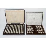CASED SET OF SILVER PLATED FRUIT KNIVES TOGETHER WITH A CASED SET OF PLATED TEA SPOONS AND SUGAR