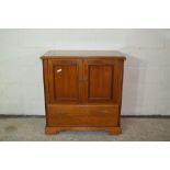 LATE 20TH CENTURY REPRODUCTION TV CABINET, WIDTH APPROX 89CM