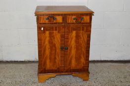 LIFT TOP REPRODUCTION HI-FI CABINET WITH STRUNG AND CROSS-BANDED DECORATION, WIDTH APPROX 59CM