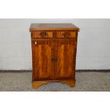 LIFT TOP REPRODUCTION HI-FI CABINET WITH STRUNG AND CROSS-BANDED DECORATION, WIDTH APPROX 59CM