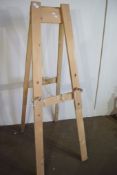 MODERN PINE FOLDING ARTISTS EASEL, HEIGHT APPROX 154CM