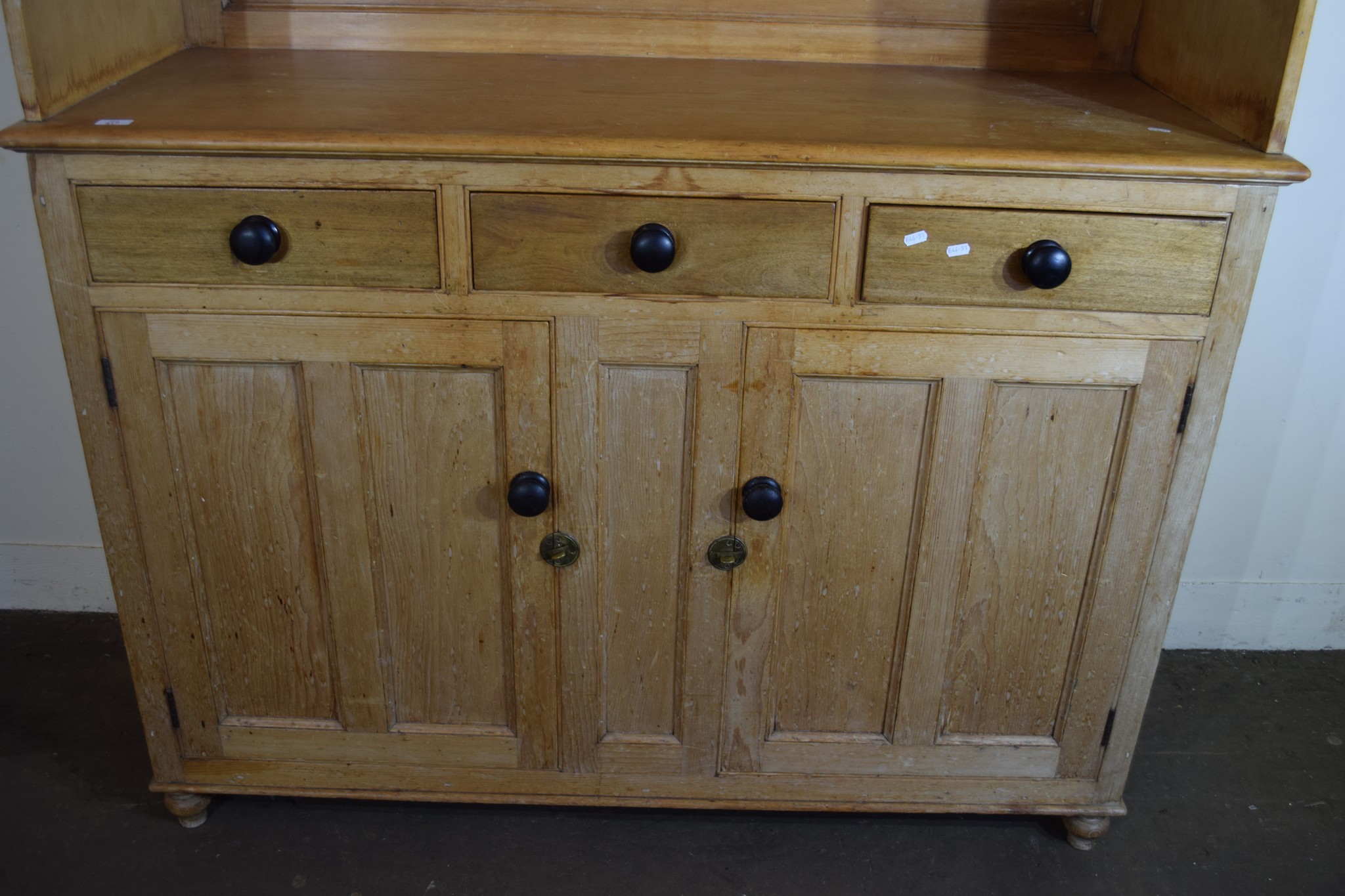 LARGE HEAVY EARLY 20TH CENTURY KITCHEN DRESSER, WIDTH APPROX 144CM - Image 3 of 4