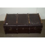 VINTAGE TRAVELLING TRUNK, LENGTH APPROX 93CM