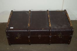 VINTAGE TRAVELLING TRUNK, LENGTH APPROX 93CM