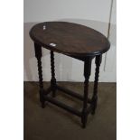 MID-20TH CENTURY OAK OVAL SIDE TABLE, APPROX 58CM MAX