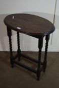 MID-20TH CENTURY OAK OVAL SIDE TABLE, APPROX 58CM MAX