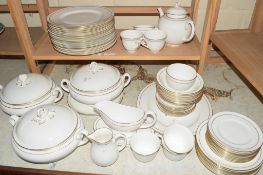 EXTENSIVE ROYAL WORCESTER DINNER SERVICE IN THE CONTESSA PATTERN COMPRISING DINNER PLATES, SIDE