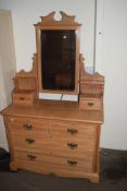 EARLY 20TH CENTURY SATINWOOD VENEERED MIRROR BACK DRESSING TABLE/CHEST OF DRAWERS, WIDTH APPROX