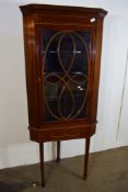 GOOD QUALITY EARLY 20TH CENTURY MAHOGANY CORNER DISPLAY UNIT ON STAND RAISED ON TAPERED LEGS WITH