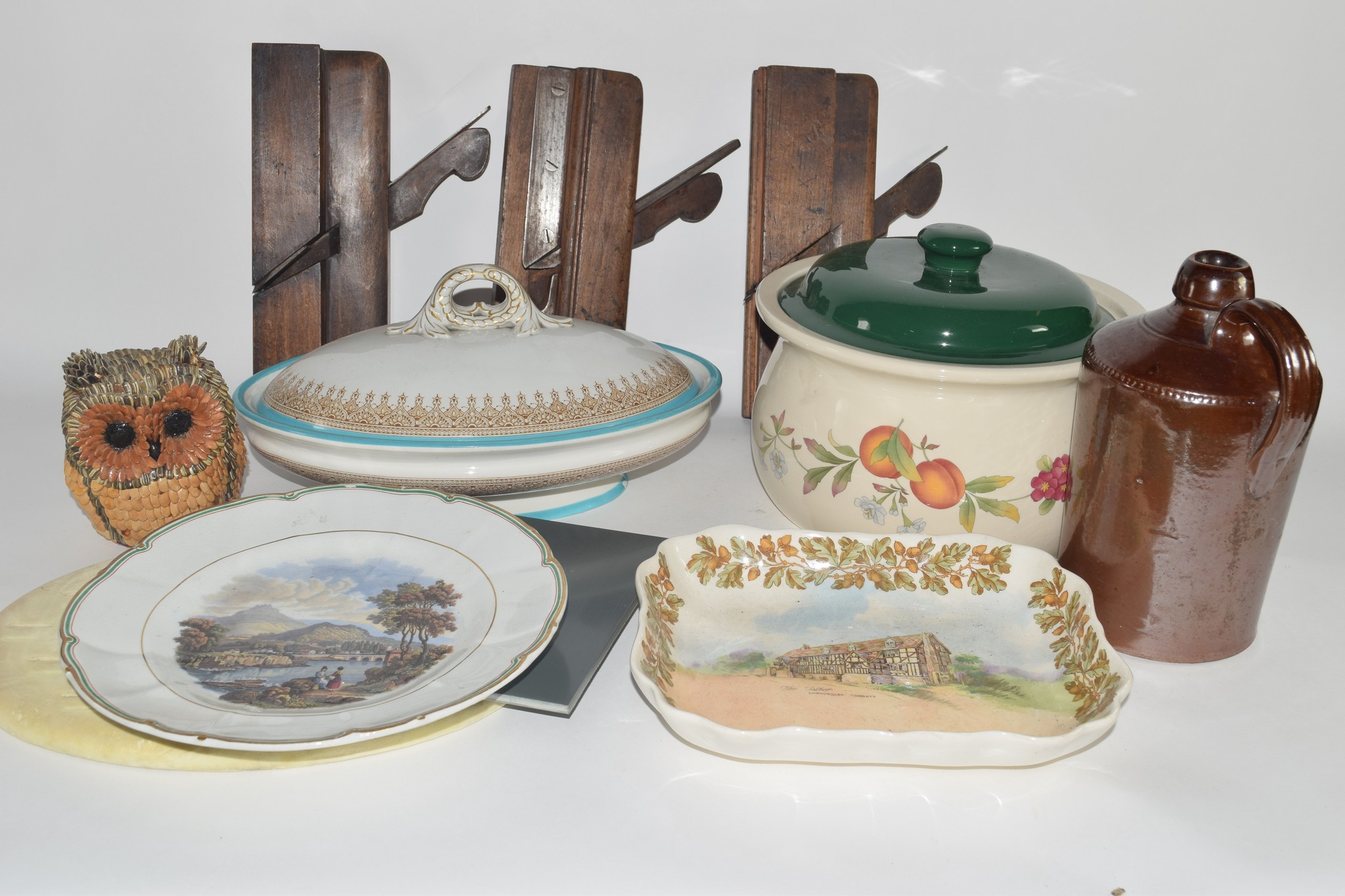 BOX CONTAINING CERAMIC ITEMS, TUREEN AND COVER, ROYAL DOULTON PLATE SERIES WARE ETC