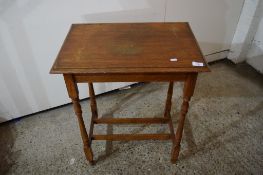 SMALL OAK OCCASIONAL TABLE RAISED ON TURNED LEGS, WIDTH APPROX 58CM