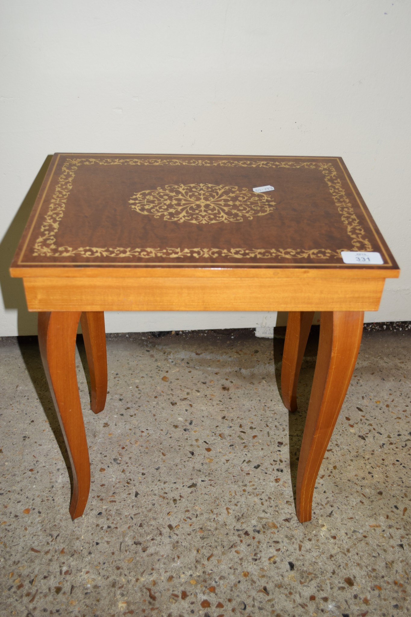 SMALL OCCASIONAL TABLE WITH DECORATIVE INLAID TOP, WIDTH APPROX 37CM