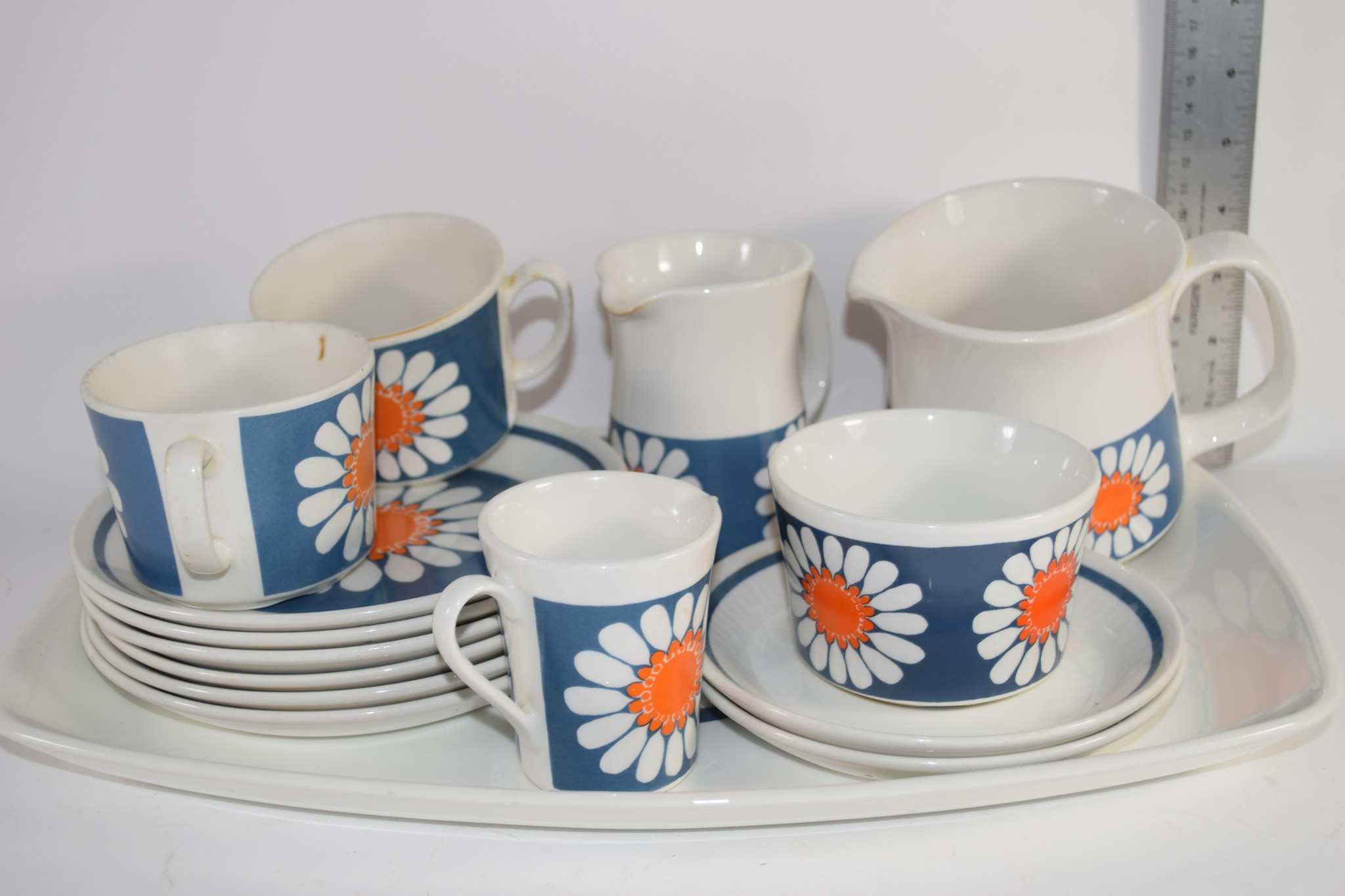 NORWEGIAN CERAMIC PART TEA SET IN THE DAISY PATTERN COMPRISING CUPS AND SAUCERS, ONE LARGE JUG,