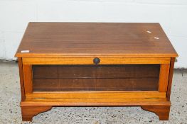 REPRODUCTION GLASS FRONTED TV STAND, LENGTH APPROX 81CM