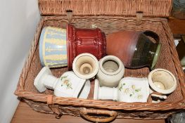 WICKER PICNIC BASKET INCLUDING CERAMIC VASES