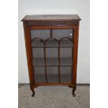 SMALL DISPLAY CABINET, WIDTH APPROX 67CM