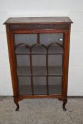 SMALL DISPLAY CABINET, WIDTH APPROX 67CM