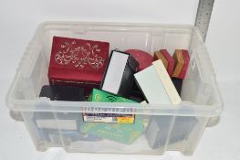 PLASTIC BOX CONTAINING VINTAGE JEWELLERY BOXES ETC