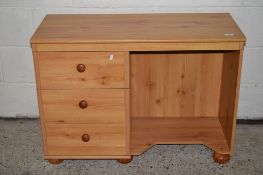 SMALL MODERN PINE EFFECT SINGLE PEDESTAL DESK, WIDTH APPROX 98CM