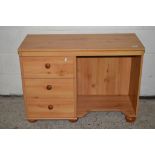 SMALL MODERN PINE EFFECT SINGLE PEDESTAL DESK, WIDTH APPROX 98CM