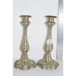 PAIR OF PLATED METAL CANDLESTICKS IN CLASSICAL DESIGN
