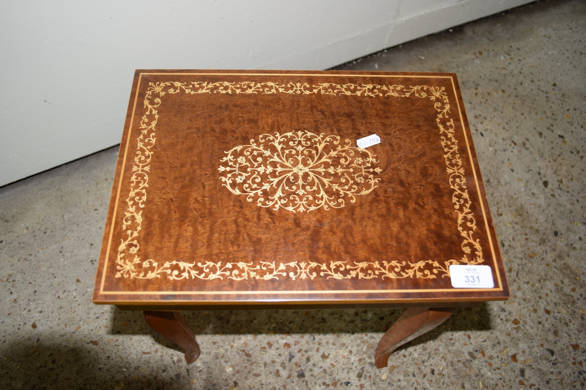 SMALL OCCASIONAL TABLE WITH DECORATIVE INLAID TOP, WIDTH APPROX 37CM - Image 2 of 2