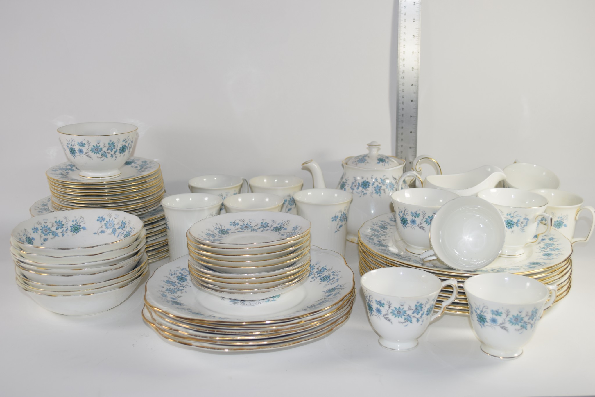 COLCLOUGH DINNER AND TEA WARES COMPRISING PLATES, SIDE PLATES, TEA POT, CUPS, SAUCERS AND MUGS