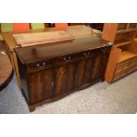 REPRODUCTION MAHOGANY EFFECT SIDEBOARD WITH STRUNG AND CROSS BANDED DECORATION, LENGTH APPROX 151CM