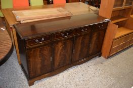 REPRODUCTION MAHOGANY EFFECT SIDEBOARD WITH STRUNG AND CROSS BANDED DECORATION, LENGTH APPROX 151CM