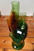 COLOURED GLASS WARES, GREEN GLASS JUG AND SERVING TRAYS AND BEAKERS