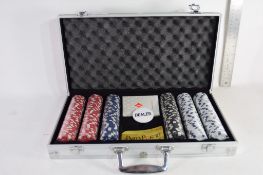 CASED SET OF POKER CHIPS