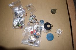 BAG CONTAINING VARIOUS COSTUME JEWELLERY