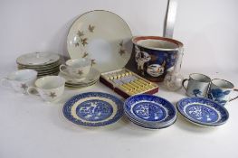 BOX: VARIOUS CERAMICS INCLUDING ALFRED MEAKIN OLD WILLOW PLATE, ROYAL CERAMICS BENITA PLATES