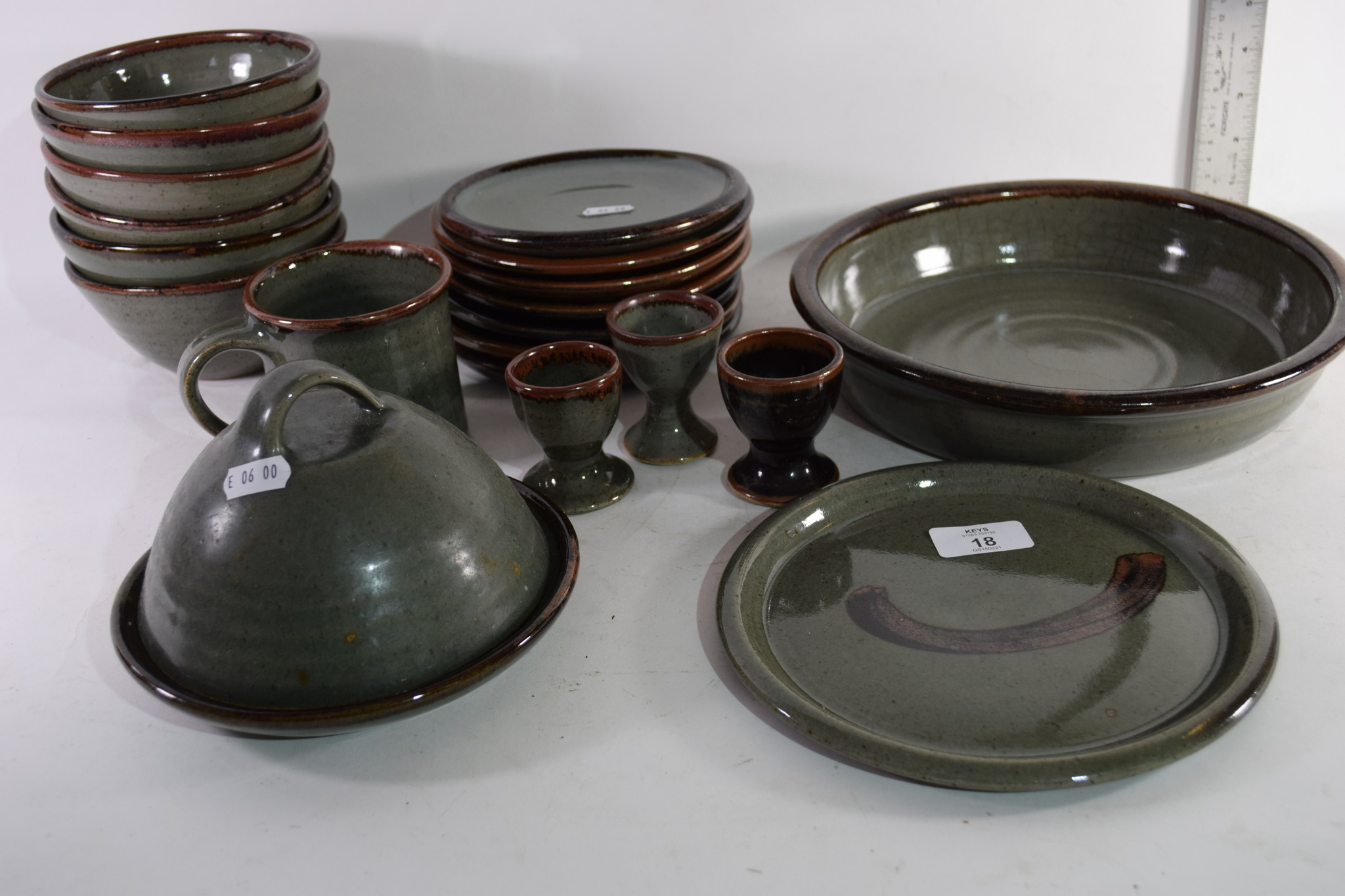 QUANTITY OF CLEY POTTERY DINNER WARES