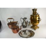 BOX: VARIOUS METAL WARES INCLUDING A BRASS SAMOVAR, TOGETHER WITH TWO COPPER KETTLES, JUG AND A