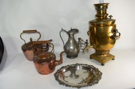 BOX: VARIOUS METAL WARES INCLUDING A BRASS SAMOVAR, TOGETHER WITH TWO COPPER KETTLES, JUG AND A